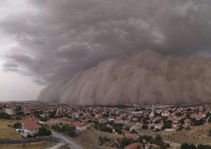 شاهد عاصفة رملية تجتاح مدينة أنقرة التركية