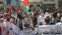 مواطنون يتظاهرون وسط مدينة نابلس تضامناً مع الأسرى في سجون الاحتلال وتنديداً بالإتفاق الإماراتي والبحريني التطبيعي مع حكومة الاحتلال الاسرائيلي .