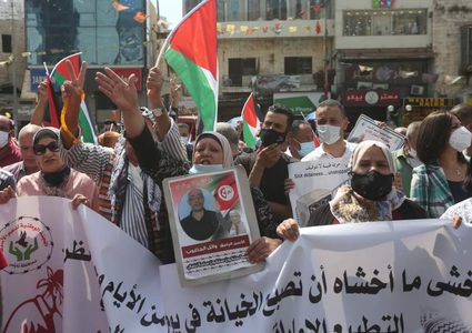 مواطنون يتظاهرون وسط مدينة نابلس تضامناً مع الأسرى في سجون الاحتلال وتنديداً بالإتفاق الإماراتي والبحريني التطبيعي مع حكومة الاحتلال الاسرائيلي .