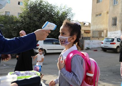 اغلاق 3 مدارس في الخليل لمدة 5 أيام بعد تسجيل اصابات بكورونا