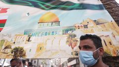 مواطنون يتظاهرون وسط مدينة نابلس تضامناً مع الأسرى في سجون الاحتلال وتنديداً بالإتفاق الإماراتي والبحريني التطبيعي مع حكومة الاحتلال الاسرائيلي .