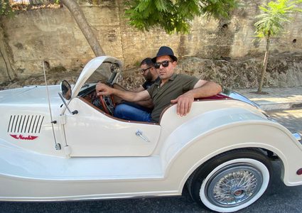 المبدع رياض العملة من بلدة قبلان يبدع في صنع سيارة كلاسيكية