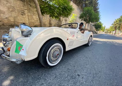 المبدع رياض العملة من بلدة قبلان جنوب نابلس يبدع في صنع سيارة كلاسيكية