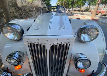 المبدع رياض العملة من بلدة قبلان يبدع في صنع سيارة كلاسيكية