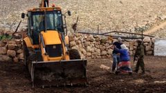 طوباس: قوات الاحتلال تستولي على جرافة في خربة ابزيق