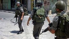 الاحتلال يفتش عدة منازل في الخليل ويستدعي مواطنا لمراجعة مخابراته