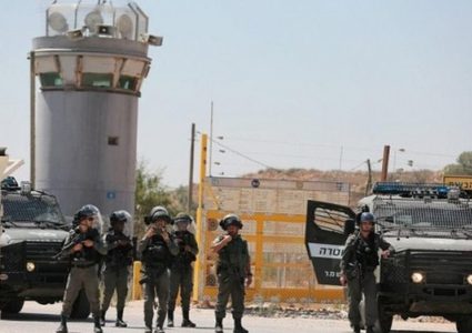 محكمة "عوفر" تصدر أحكاما بالسجن وغرامات مالية بحق 3 أسرى