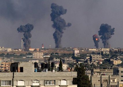 طيران الاحتلال يشن غارات على مواقع في قطاع غزة