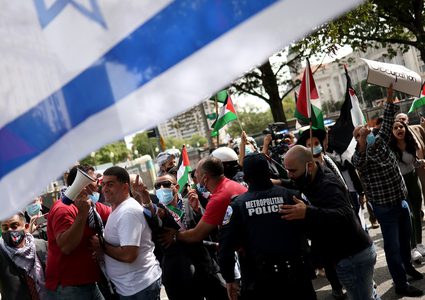 العشرات يتظاهرون أمام البيت الأبيض رفضا للتطبيع مع الاحتلال