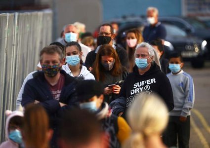 فوضى بفحوص «كوفيد-19» في بريطانيا