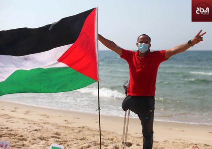 فنان فلسطيني ينحت "التطبيع خيانة" على رمال شاطىء غزة