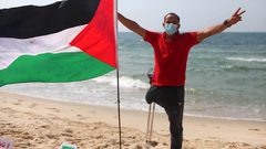 فنان فلسطيني ينحت "التطبيع خيانة" على رمال شاطىء غزة