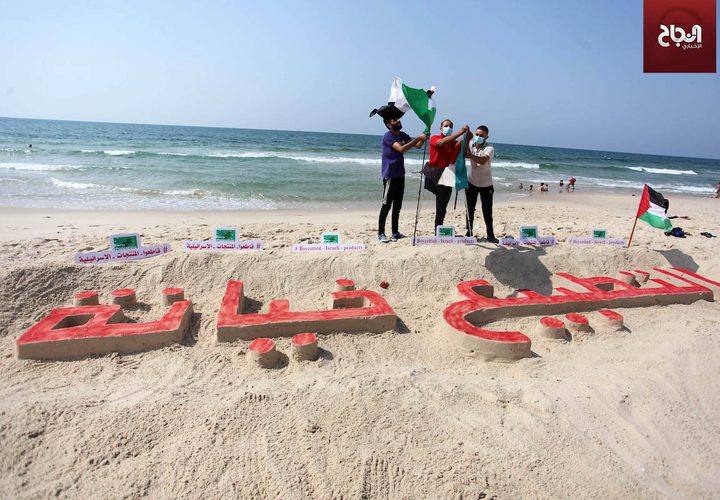 فنان فلسطيني ينحت "التطبيع خيانة" على رمال شاطىء غزة