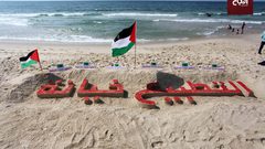 فنان فلسطيني ينحت "التطبيع خيانة" على رمال شاطىء غزة