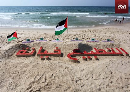 فنان فلسطيني ينحت "التطبيع خيانة" على رمال شاطىء غزة