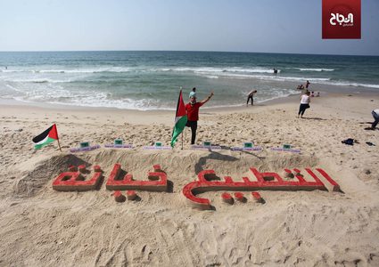 فنان فلسطيني ينحت "التطبيع خيانة" على رمال شاطىء غزة