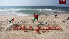 فنان فلسطيني ينحت "التطبيع خيانة" على رمال شاطىء غزة