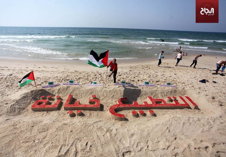 فنان فلسطيني ينحت "التطبيع خيانة" على رمال شاطىء غزة