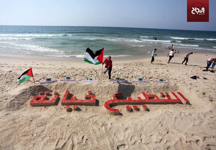 فنان فلسطيني ينحت "التطبيع خيانة" على رمال شاطىء غزة