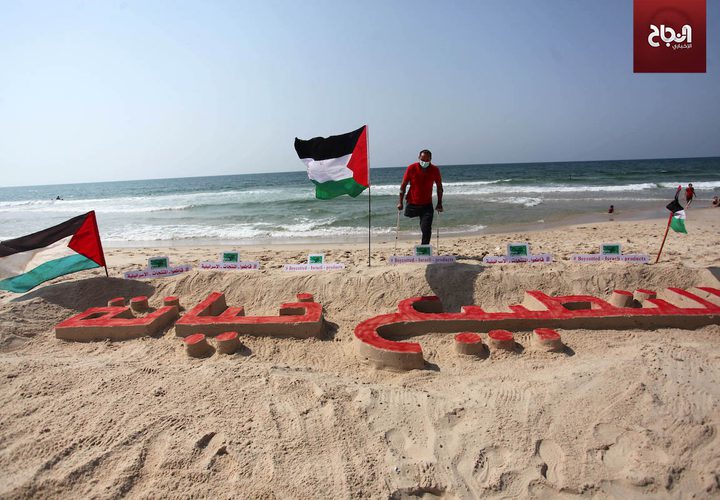 فنان فلسطيني ينحت "التطبيع خيانة" على رمال شاطىء غزة