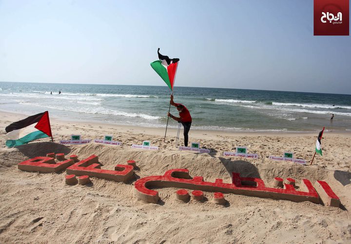 فنان فلسطيني ينحت "التطبيع خيانة" على رمال شاطىء غزة