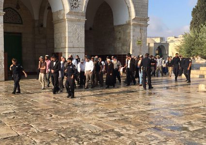 مستوطنون يقتحمون المسجد "الأقصى"