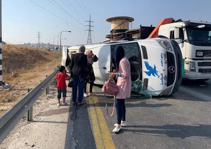 17 اصابة جراء انقلاب حافلة شرق الخليل