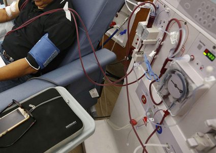 شاهد معلم يجيب على أسئلة طلابه خلال جلسات علاج الكلى