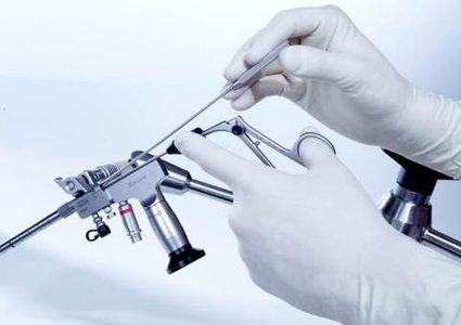 طبيب مختص: "العلاج بالمناظير أكثر فعالية من الجراحات التقليدية"