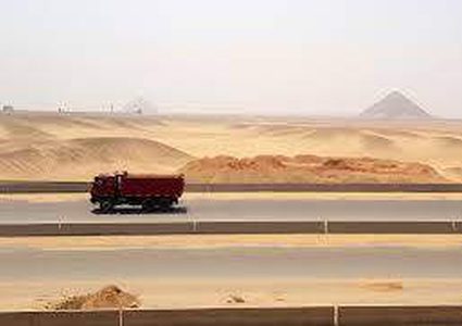 مصر تحسم الجدل المثار حول شق طريقين عبر الأهرامات