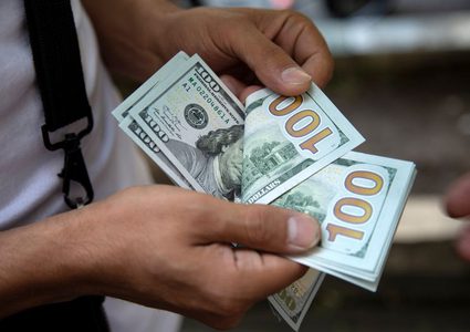 الدولار يرتفع مع صعود العائدات الأمريكية