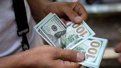 الدولار يرتفع مع صعود العائدات الأمريكية