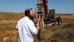 مستوطنون يسيجون اراضٍ استولوا عليها في قرية كيسان