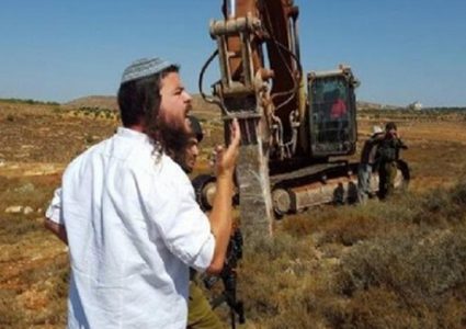 مستوطنون يسيجون اراضٍ استولوا عليها في قرية كيسان