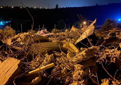 قوات الاحتلال منزلا في بيت سيرا غرب رام الله