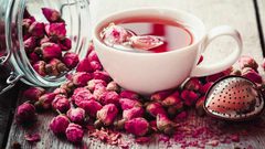 اكتشفوا الفوائد الصحية المذهلة المرتبطة بشاي الورد