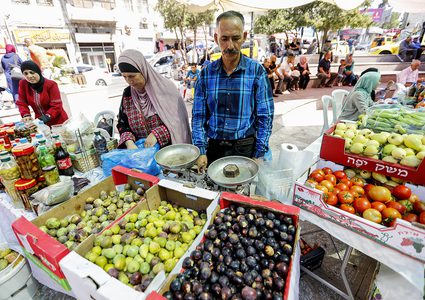 افتتاح سوق المنتجات الزراعية في مدينة البيرة