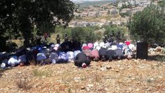 طولكرم: مواطنون يؤدون "الجمعة" في أراضيهم المهددة بالاستيلاء