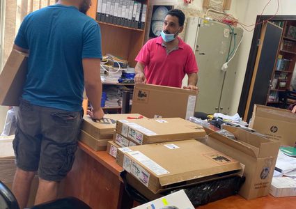 "فيصل الحسيني": تسلّيم 75 جهاز حاسوب لأربع مدارس ثانوية في القدس