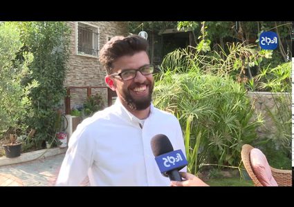 نشأت طميزة من مدينة الخليل يعشق تربية طيور الببغاء منذ صغره