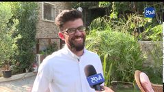 نشأت طميزة من مدينة الخليل يعشق تربية طيور الببغاء منذ صغره