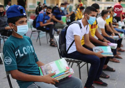 طلبة المدارس بدير البلح يستلمون الكتب في أول يوم دوام لهم