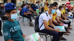 طلبة المرحلة العليا بمدارس دير البلح يستلمون الكتب في أول يوم دوام لهم