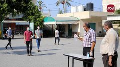 طلبة المرحلة العليا بمدارس دير البلح يستلمون الكتب في أول يوم دوام لهم