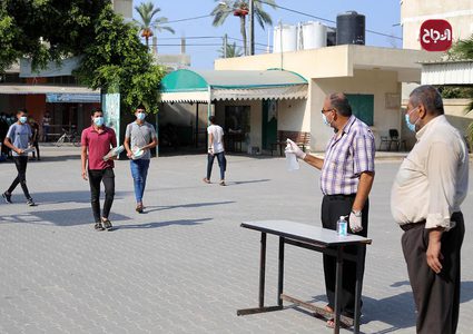 طلبة المرحلة العليا بمدارس دير البلح يستلمون الكتب في أول يوم دوام لهم