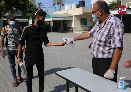 طلبة المدارس بدير البلح يستلمون الكتب في أول يوم دوام لهم