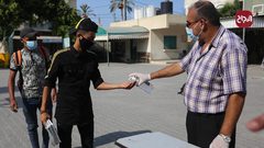 طلبة المرحلة العليا بمدارس دير البلح يستلمون الكتب في أول يوم دوام لهم