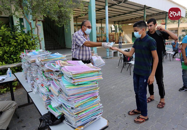 طلبة المرحلة العليا بمدارس دير البلح يستلمون الكتب في أول يوم دوام لهم