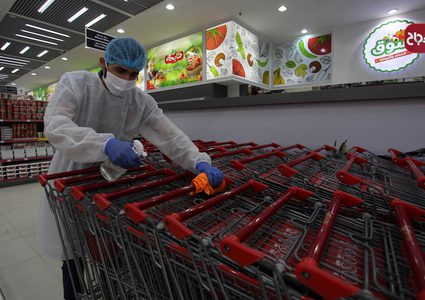 مواطنون يلتزمون بارتداء الكمامات أثناء التسوق بغزة بسبب انتشار فيروس كورونا