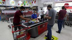 مواطنون يلتزمون بارتداء الكمامات أثناء التسوق بغزة بسبب انتشار فيروس كورونا